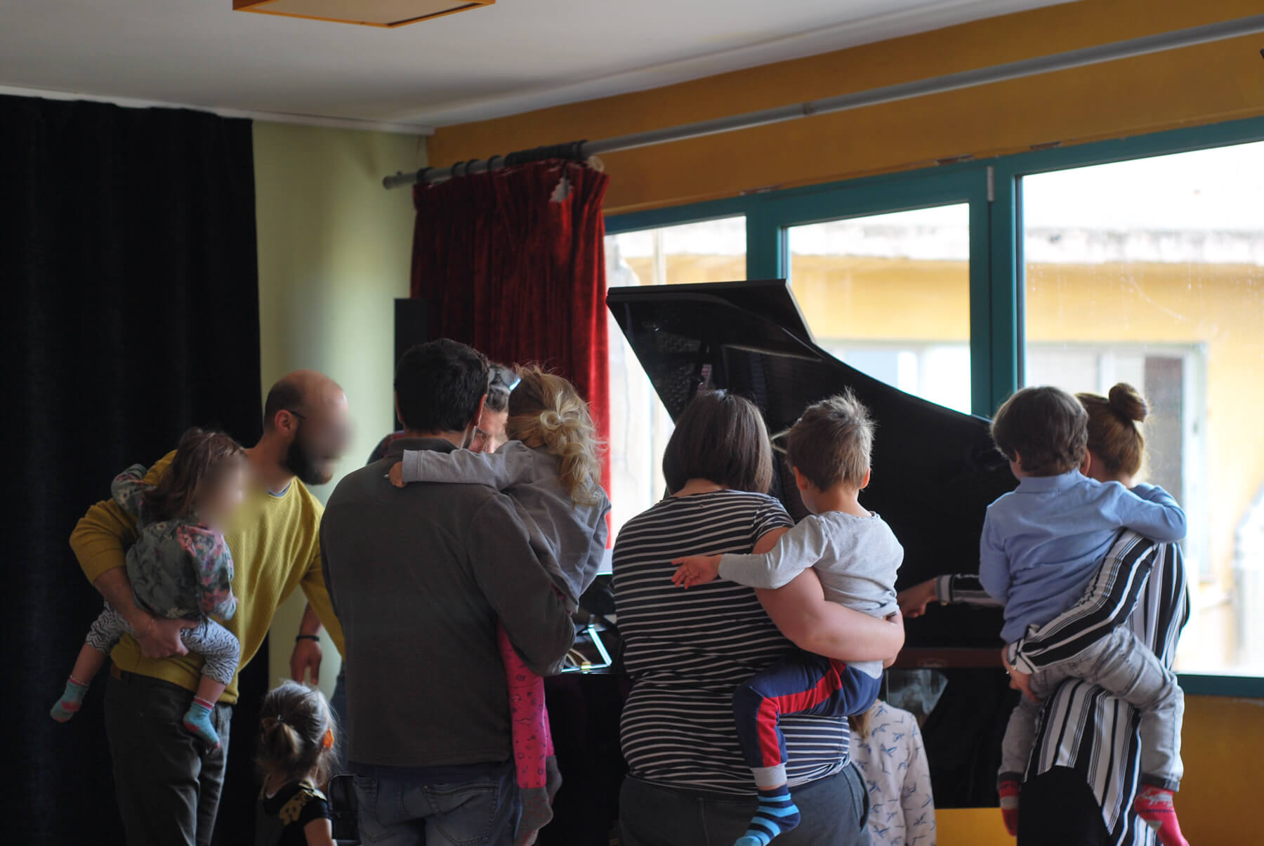 Family listening to piano concert / muzike. family conceρts 09